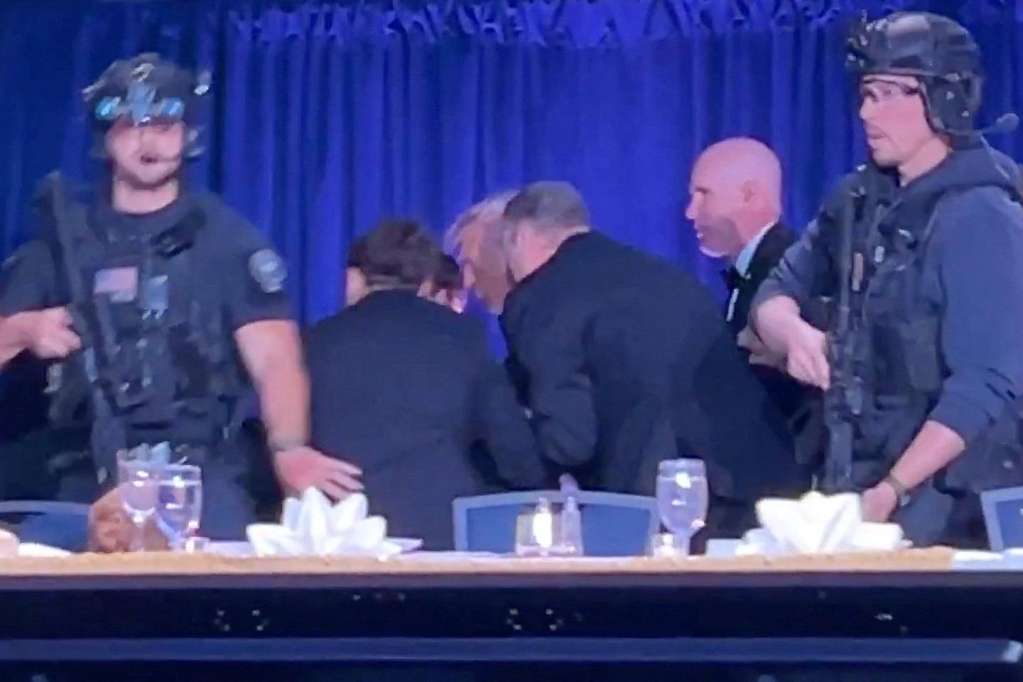 Un homme armé tente de forcer l’entrée d’un gala de la presse à Washington, accueillant Donald Trump