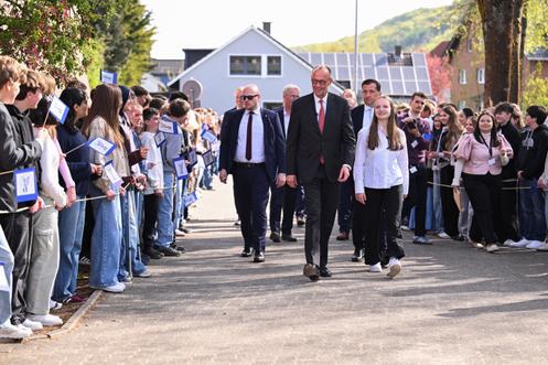 Os alunos cumprimentam Friedrich Merz na sua chegada para uma visita ao Carolus-Magnus-Gymnasium, no âmbito do Dia da UE nas Escolas, em Marsberg, Alemanha, em 27 de abril de 2026.