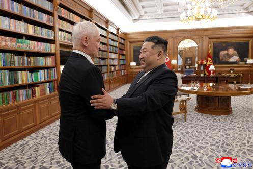 O líder norte-coreano Kim Jong-un cumprimenta o ministro da Defesa russo, Andrei Belousov, durante a visita deste último a Pyongyang em 26 de abril de 2026.