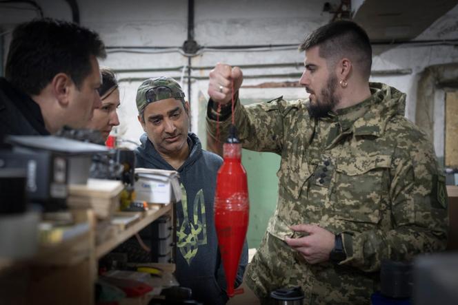 Yuri Fedorenko et Amed Khan, militant des droits de l’homme américain (au centre), vers Kharkiv, en Ukraine, le 27 octobre 2024. 