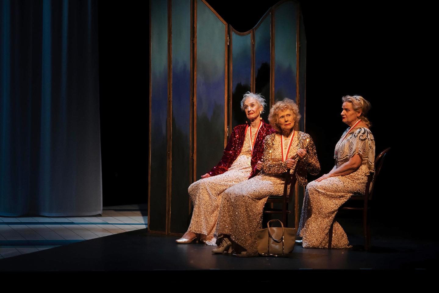 Avec « Nage libre », au Studio Hébertot, à Paris, l’autrice Lisa Wurmser met en scène le temps du retour et de l’honneur retrouvé