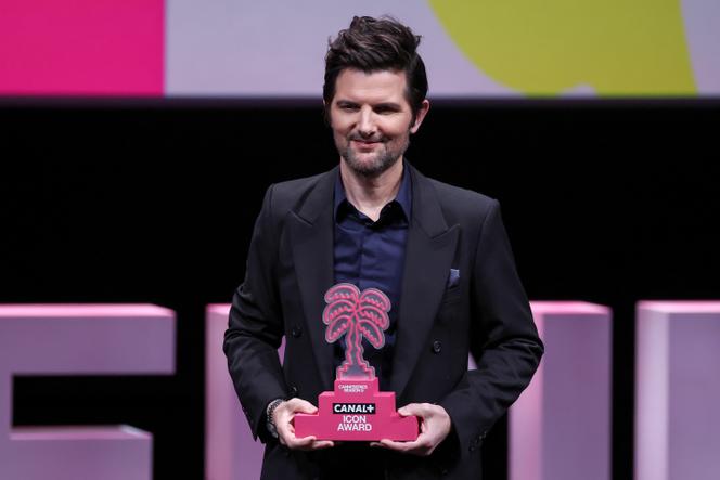 Adam Scott posa com o Prêmio Ícone Canal+ durante o 9º Festival Internacional de Séries de Cannes (Alpes-Maritimes), 26 de abril de 2026.