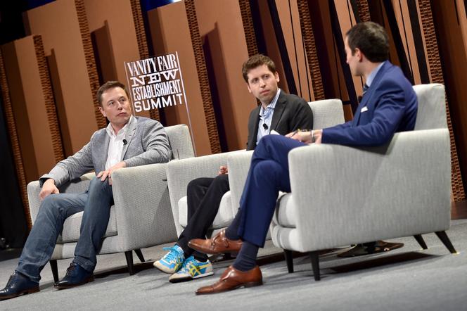 Elon Musk, à esquerda, e Sam Altman, ao centro, durante um painel no Vanity Fair New establishment Summit em São Francisco, Califórnia, em 6 de outubro de 2015.