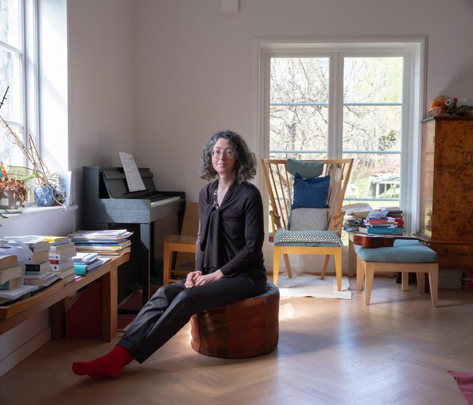 Isabelle Letellier, ativista climática francesa que leciona na Universidade de Estocolmo, posa para um retrato na sala da casa onde mora com o companheiro e dois filhos, num bairro no oeste de Estocolmo.