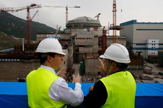 George Osborne, alors chancelier de l’Echiquier britannique, avec le directeur général de Taishan Nuclear Power Joint Venture, lors de l’inspection d’un réacteur nucléaire en construction, à Taishan (Chine), le 17 octobre 2013.