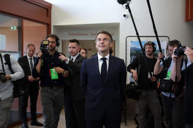 Emmanuel Macron durante visita ao hospital Lavelanet (Ariège), 27 de abril de 2026.