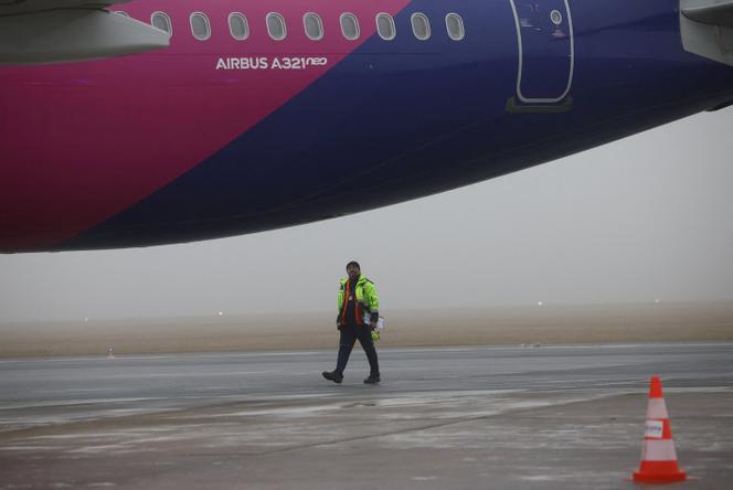 Um Wizz Air Airbus A321neo no Aeroporto de Varsóvia-Modlin (Polônia), 1º de dezembro de 2025.