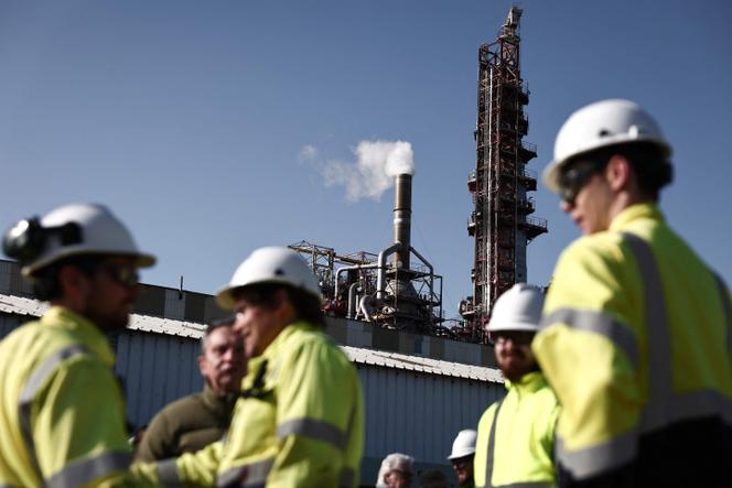 Os funcionários reúnem-se na unidade industrial do grupo Fiber Excellence em Tarascon (Bouches-du Rhône), no dia 14 de abril de 2026, enquanto duas unidades do grupo, localizadas em Tarascon e Saint-Gaudens, estão ameaçadas de encerramento. 