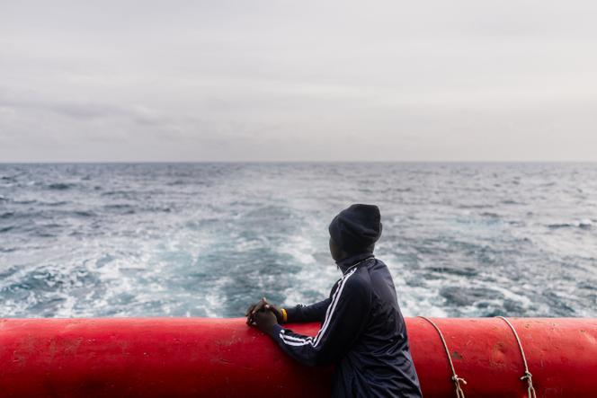 Migrante de origem sudanesa, a bordo do “Ocean Viking”, um dos navios da ONG SOS Méditerranée, ao largo da costa de Itália, 18 de janeiro de 2026.