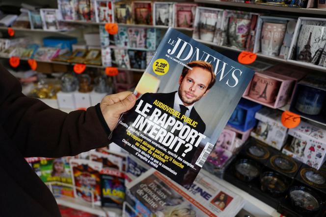 Um exemplar da revista “JDNews”, em banca de jornal, em Paris, 27 de abril de 2026.