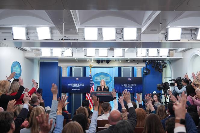 A secretária de imprensa da Casa Branca, Karoline Leavitt, fala aos repórteres na Sala de Briefing de Imprensa da Casa Branca, Washington, 27 de abril de 2026.