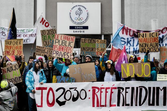 Manifestantes diante do Comitê Olímpico e Esportivo Departamental Francês durante uma manifestação organizada pelo coletivo NO JO contra a organização dos Jogos Olímpicos de Inverno de 2030 nos Alpes franceses, em Chambéry, em 6 de janeiro de 2024. 