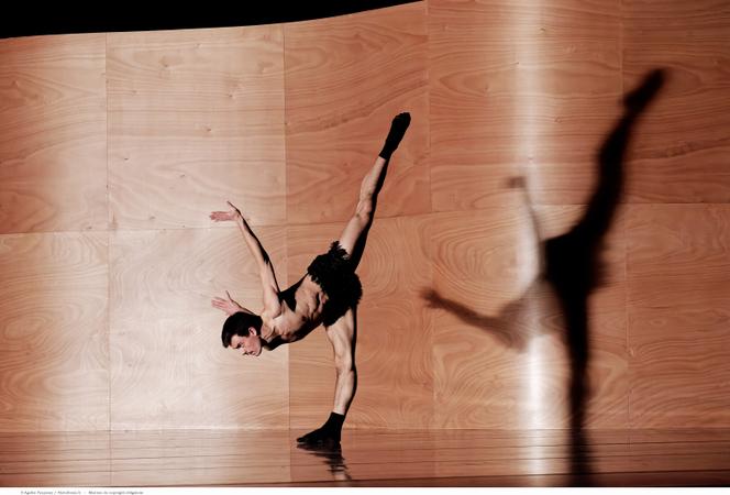 “Inimigo na Figura”, de William Forsythe, criado em 1989 pelo Ballet de Frankfurt e inscrito no repertório do Ballet de l'Opéra national du Rhin em 2023, durante uma apresentação na Ópera de Estrasburgo, em fevereiro de 2025. 