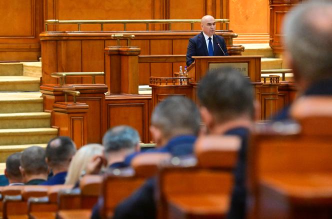 O primeiro-ministro romeno, Ilie Bolojan, durante um discurso ao Parlamento em Bucareste, em 23 de junho de 2025. 