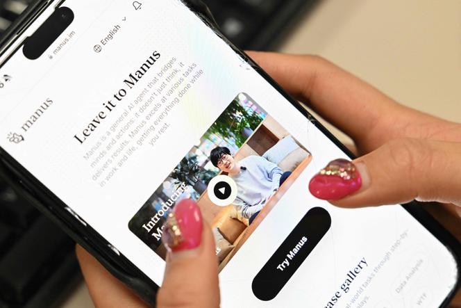 Uma ilustração tirada em Pequim em 11 de março de 2025 mostra um telefone celular exibindo a tela inicial do assistente de IA Manus, lançado pela start-up chinesa Butterfly Effect. 