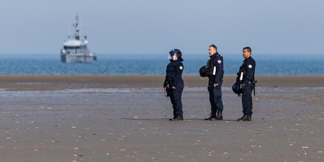 Dans la Manche, les autorités françaises expérimentent les interceptions de « taxi-boats » de migrants