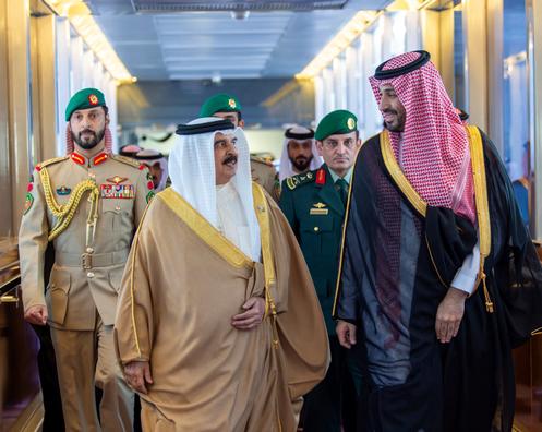 Le prince saoudien Mohammed ben Salman (à droite) accueille le dirigeant de Bahrein,  Hamad ben Isa al-Khalifa, lors d’une réunion extraordinaire du Conseil de ‌coopération du Golfe (CCG), à Jeddah (Arabie Saoudite), le 28 avril 2026. 