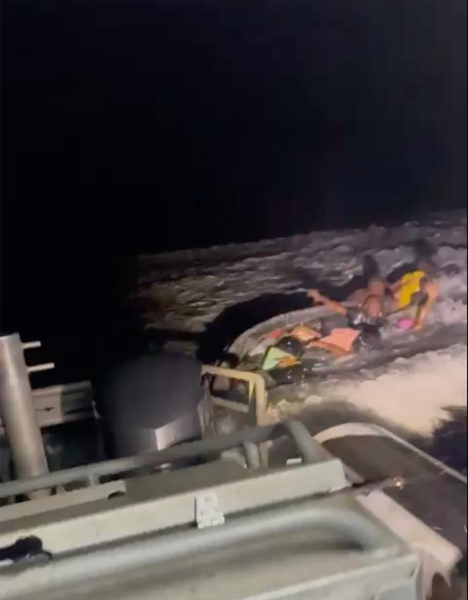 Vídeo filmado por um agente da polícia a bordo de um barco de intercepção rápida, o “Titan”, e um kwassa-kwassa com 20 pessoas a bordo, incluindo sete mulheres e três crianças de 2, 4 e 6 anos. Na costa de Mayotte, 20 de fevereiro de 2026.