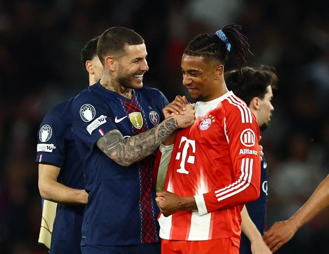 Lucas Hernandez e Michael Olise se parabenizam após o jogo de ida das semifinais da Liga dos Campeões entre PSG e Bayern de Munique, no Parc des Princes, em Paris, em 28 de abril de 2026.