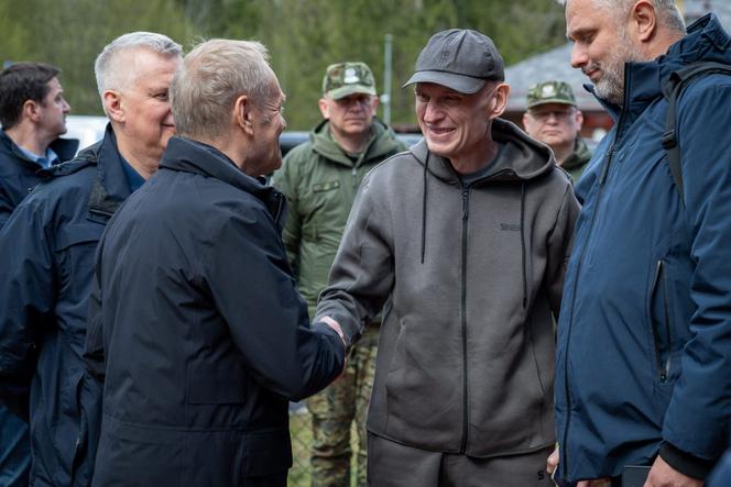 O primeiro-ministro polonês, Donald Tusk, com o jornalista Andrzej Poczobut em local não especificado na Polônia, em foto publicada em 28 de abril de 2026.