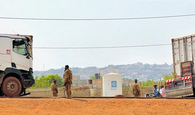 Soldados malineses patrulham após o ataque à principal base militar de Kati, perto da capital, Bamako, em 27 de abril de 2026.