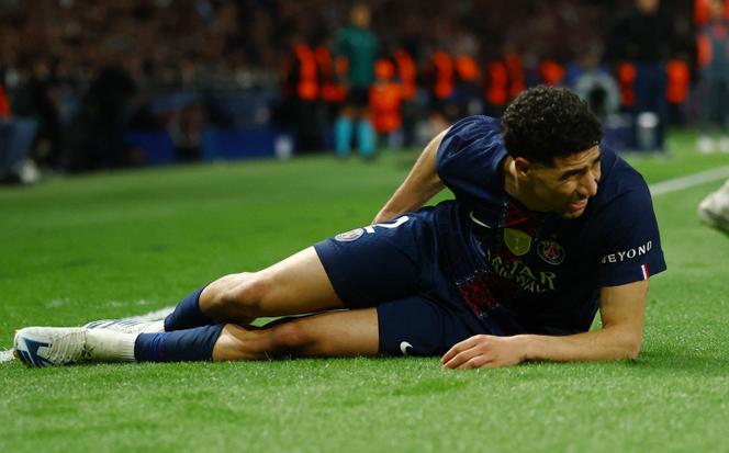 O zagueiro marroquino do PSG, Achraf Hakimi, lesionado no final da partida contra o Bayern de Munique, no Parc des Princes, em Paris, em 28 de abril de 2026.