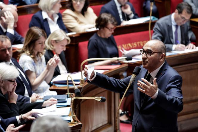 O Ministro do Interior, Laurent Nuñez, na Assembleia Nacional, em Paris, 28 de abril de 2026.
