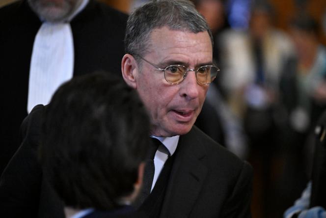 O empresário franco-argelino Alexandre Djouhri, durante o julgamento de recurso de Nicolas Sarkozy no caso da Líbia, no tribunal de Paris, em 16 de março de 2026.