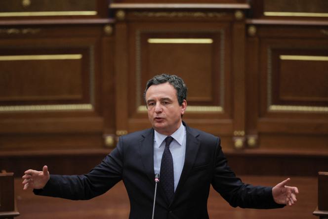 O primeiro-ministro do Kosovo, Albin Kurti, no pódio do Parlamento, em Pristina, 28 de abril de 2026.