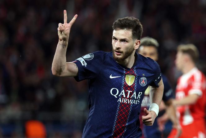 Khvicha Kvaratskhelia comemora sua dobradinha durante a primeira mão das semifinais da Liga dos Campeões entre PSG e Bayern de Munique, no Parc des Princes, em 28 de abril de 2026.