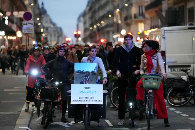 Nathalie Tison, mãe de Paul Varry, jovem ciclista morto após ser atropelado pelo motorista de um SUV, participa de comício em homenagem ao filho com outros ciclistas em Paris, 15 de outubro de 2025.