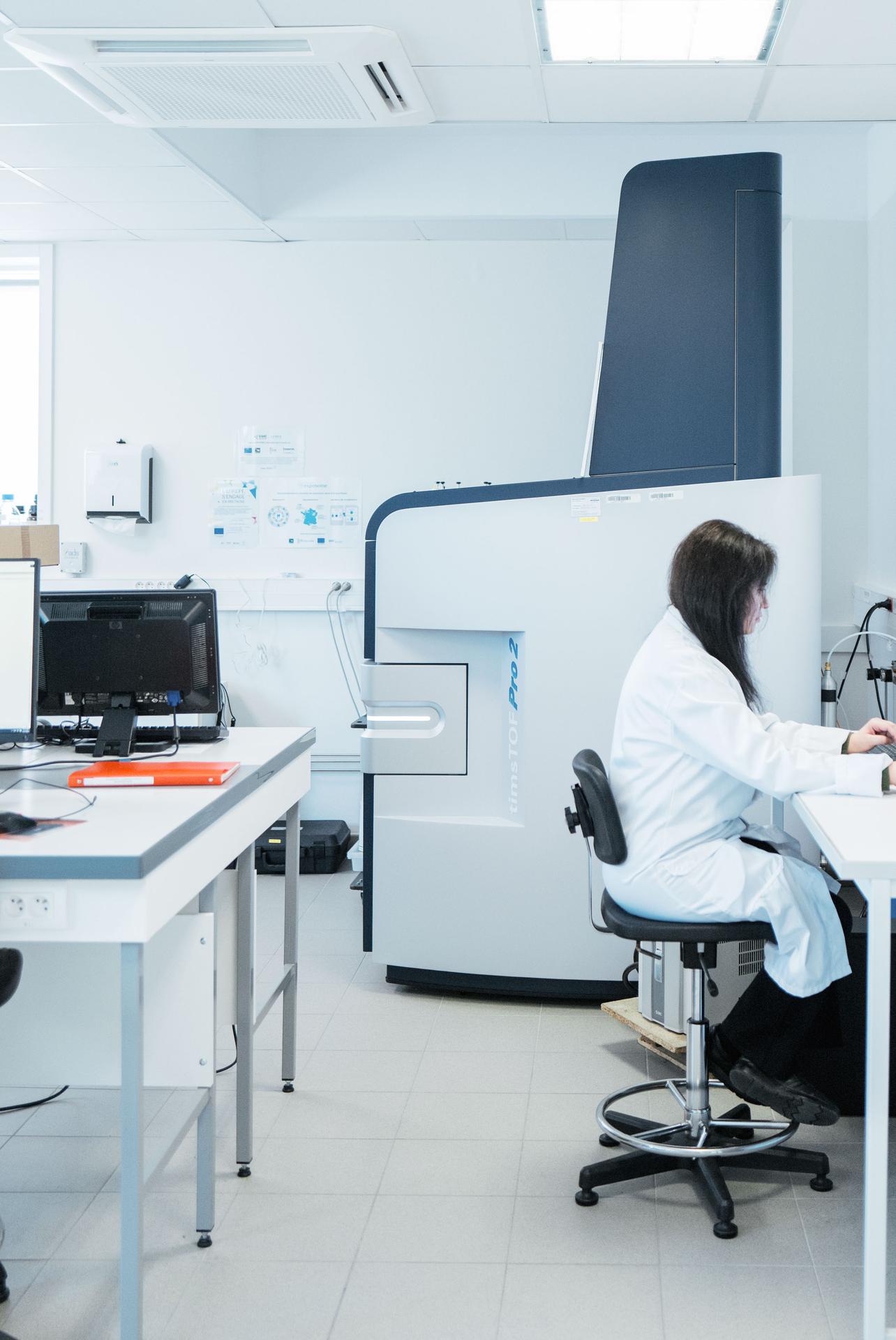 Une chercheuse manipule et calibre le spectromètre de masse, à l’Irset, à Rennes, le 27 avril 2026.