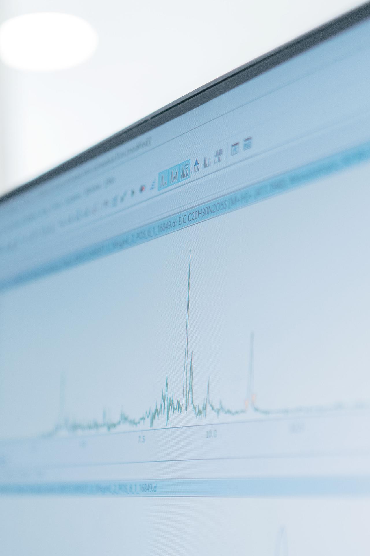 Le résultat d’une analyse en cours s’affiche sur l’ordinateur de contrôle du spectromètre de masse, à l'Irset, à Rennes, le 27 avril 2026.