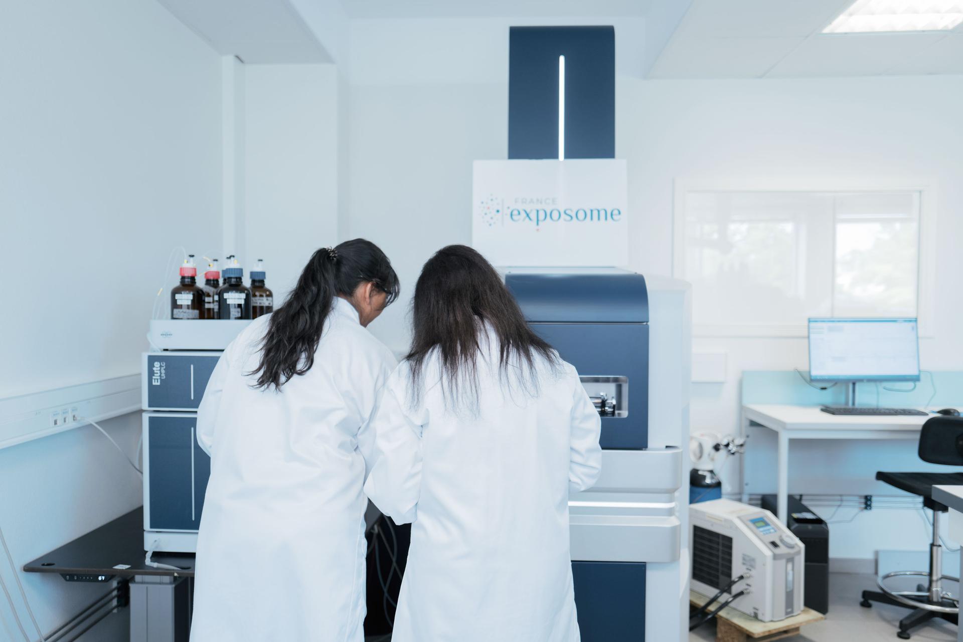Deux chercheuses manipulent et calibrent le spectromètre de masse de France Exposome, à l’Institut de recherche en santé, environnement et travail (Irset), à Rennes, le 27 avril 2026.