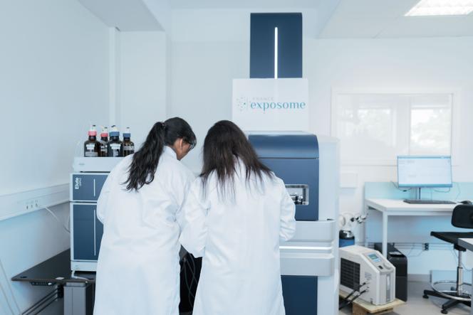 Dois pesquisadores manipulam e calibram o espectrômetro de massa France Exposome, no Instituto de Pesquisa em Saúde, Meio Ambiente e Trabalho (Irset), em Rennes, 27 de abril de 2026.