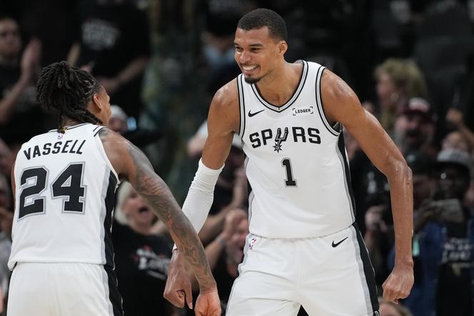 Victor Wembanyama com seu companheiro Devin Vassell, durante o jogo dos Spurs contra os Trail Blazers, em San Antonio (Texas), em 28 de abril de 2026.