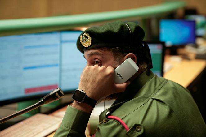 Num comando de controle da Polícia de Dubai, 10 de outubro de 2024. 