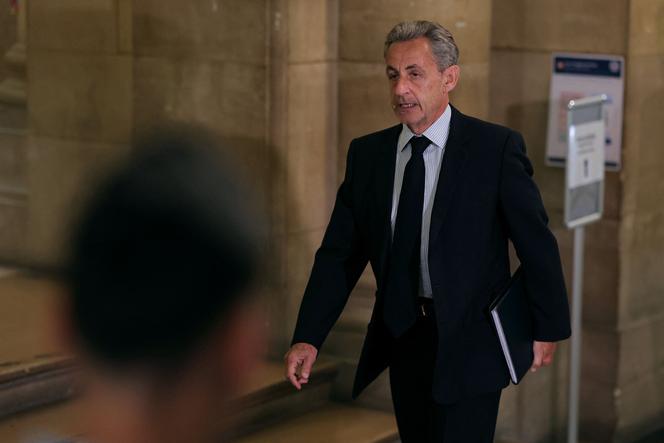 Nicolas Sarkozy à sua chegada ao julgamento de recurso do caso da Líbia, no tribunal de Paris, quarta-feira, 29 de abril de 2026.