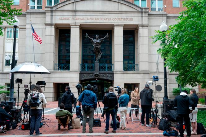 Em frente ao tribunal federal de Alexandria, perto de Washington, onde foi ouvido o ex-diretor do FBI James Comey, em 29 de abril de 2026.