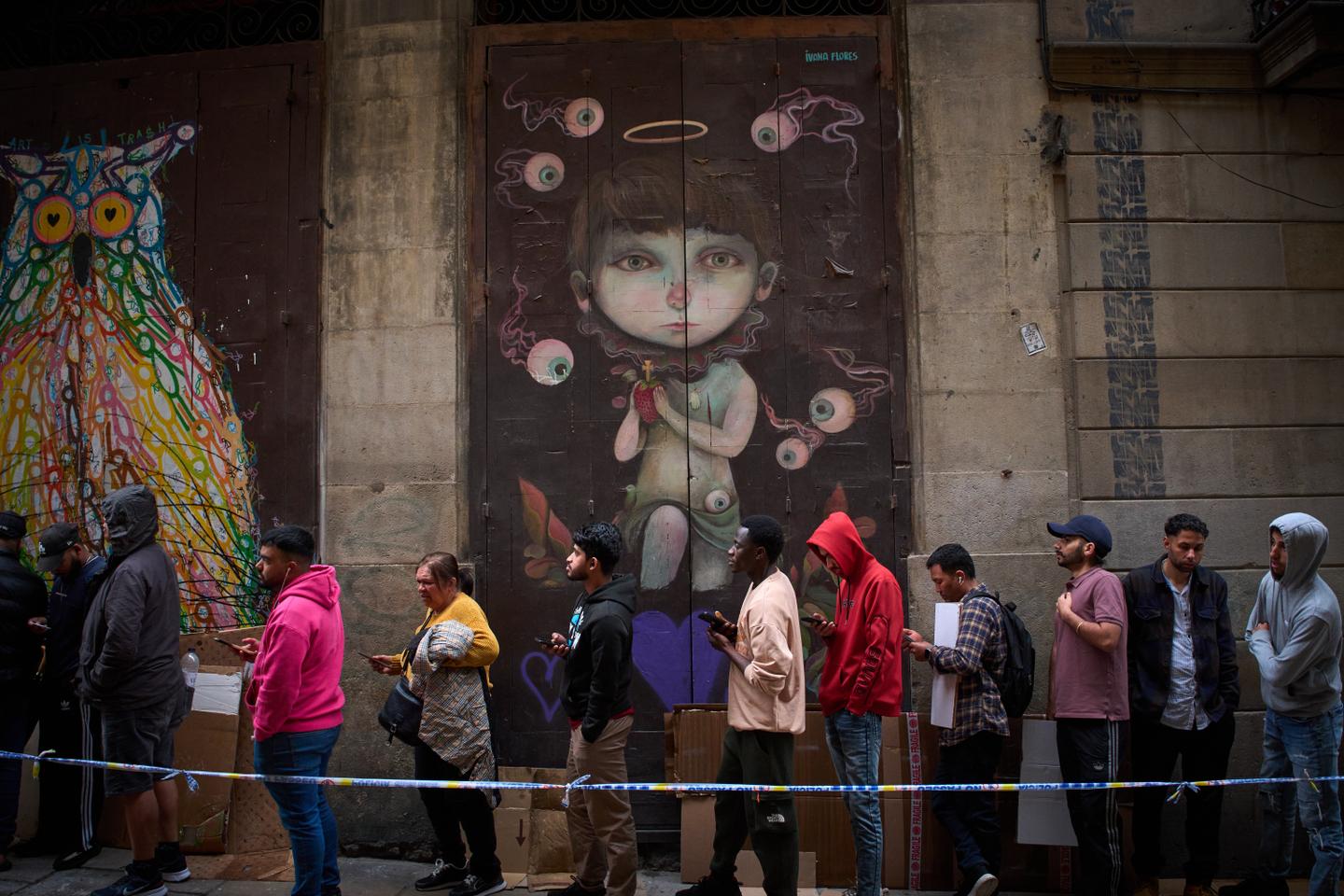 Espagne : le vrai du faux sur la régularisation de 500 000 sans-papiers, qui indigne la droite et l’extrême droite françaises