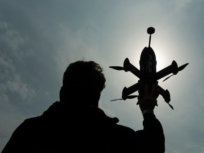 O drone interceptador P1-SUN, da startup ucraniana Milltek SkyFall, durante um voo de teste no centro da Ucrânia, em 31 de março de 2026. 