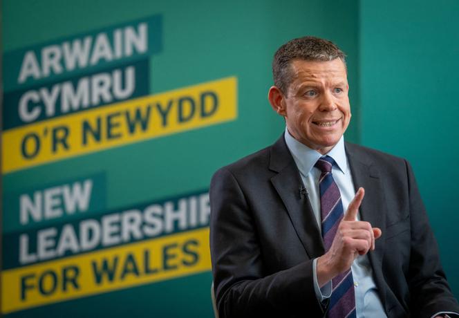 O líder do Plaid Cymru, Rhun ap Iorwerth, no lançamento da plataforma eleitoral do partido em Wrexham, País de Gales, 9 de abril de 2026.