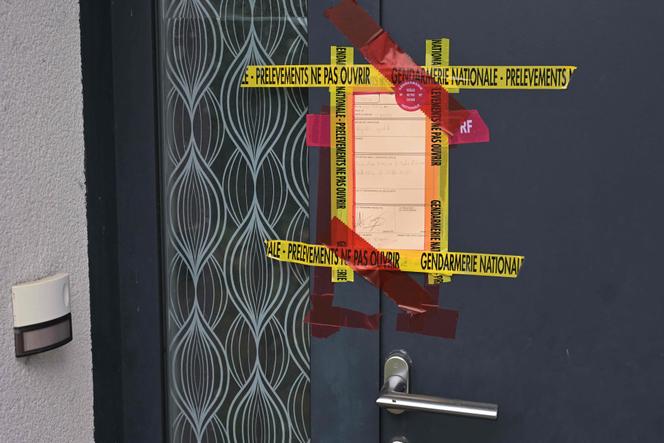 O selo afixado na entrada da casa de Manon Relandeau, em Saint-Etienne-de-Montluc (Loire-Atlantique), 29 de abril de 2026. 