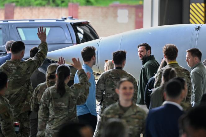 Durante visita do vice-presidente americano JD Vance à base militar de Ramstein (Alemanha), 24 de abril de 2025.