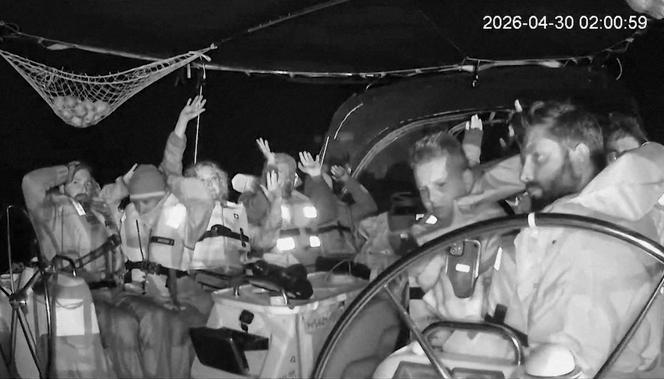 Imagens de CCTV mostram tripulantes da flotilha partindo do porto espanhol de Barcelona, ​​transportando ajuda humanitária aos palestinos em Gaza. Eles levantam os braços quando o navio é interceptado pelo exército israelense, na costa da Grécia, em 30 de abril de 2026.