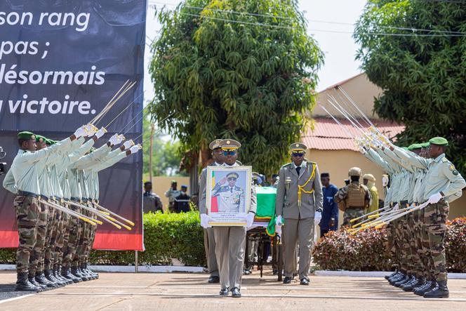 Durante o funeral do ministro da Defesa do Mali, Sadio Camara, morto em 25 de abril de 2026 durante um ataque atribuído a jihadistas do Grupo de Apoio ao Islão e aos Muçulmanos. Em Bamako, 30 de abril de 2026.