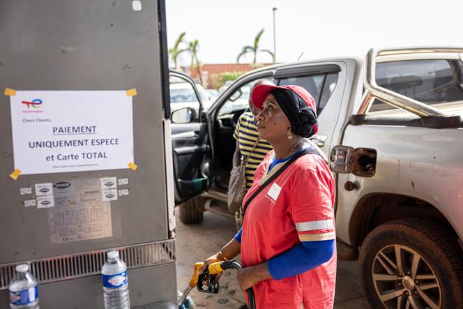 Num posto de gasolina em Mamoudzou, no arquipélago de Mayotte, no Oceano Índico, após a passagem do ciclone Chido em 23 de dezembro de 2024.