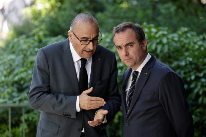 Primeiro Ministro Sébastien Lecornu e Ministro do Interior Laurent Nunez, durante visita à sede da ANTS, 30 de abril de 2026. 