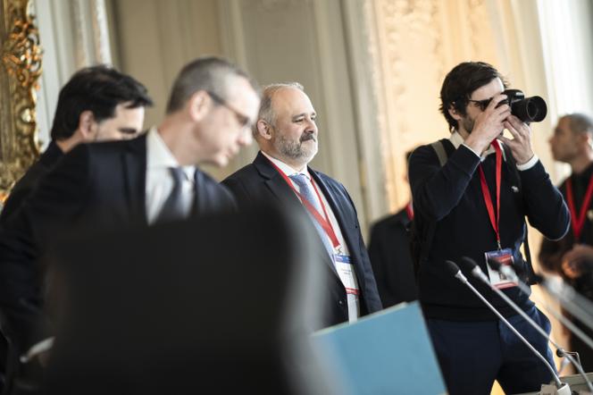 O novo secretário-geral do Eliseu, Pierre-André Imbert (centro), durante a cimeira Choose France, no Chateau de Versailles (Yvelines), 15 de maio de 2023.