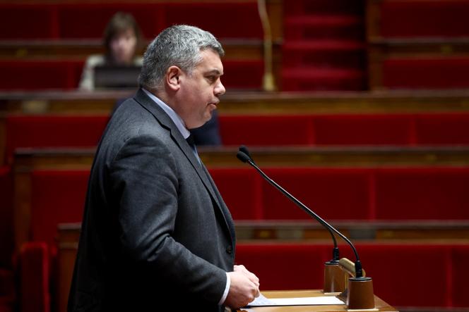 Emeric Salmon, deputado do Rally Nacional e co-relator do relatório do Gabinete Parlamentar de Avaliação das Escolhas Científicas e Tecnológicas (Opecst), na Assembleia Nacional, 4 de abril de 2024. 